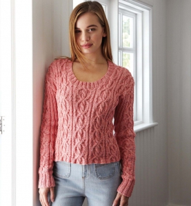 6 Scoop Neck Sweater en Debbie Bliss Cotton Denim Dk